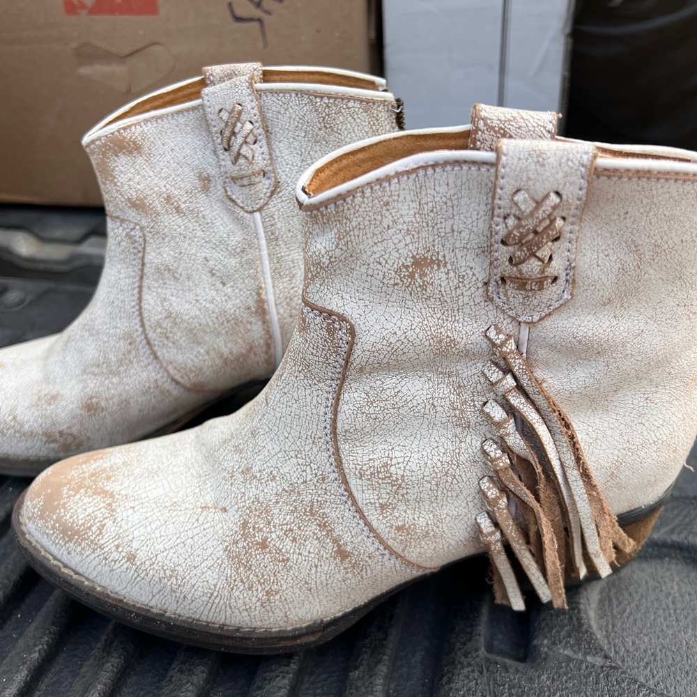Very Volatile Women's Cream Distressed Ankle Boots with Fringe